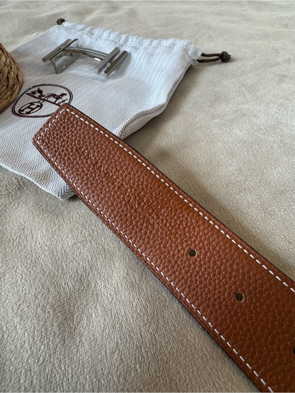 Hermes Au Carre Reversible Black/Tan Leather Belt with H Buckle. - Picture 4 of 7